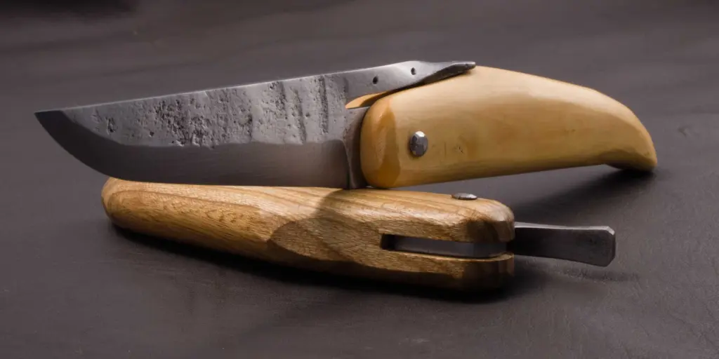 Two Barachin knives on a gray background: the open one shows the forged blade with its rough surface