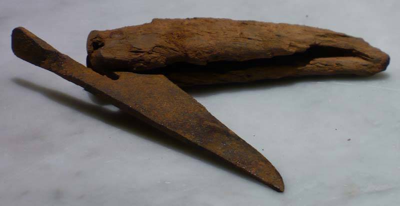The old rusted blade found in a cellar in Baracco, its wooden handle worn by time