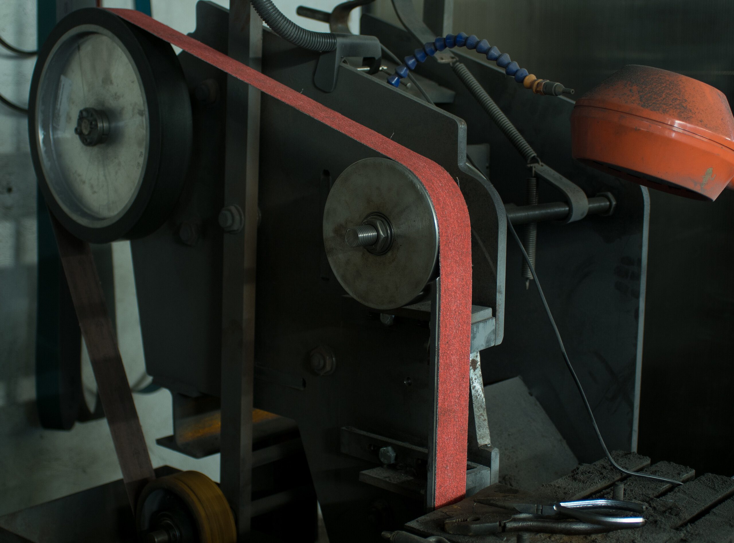 Belt grinder built in the workshop