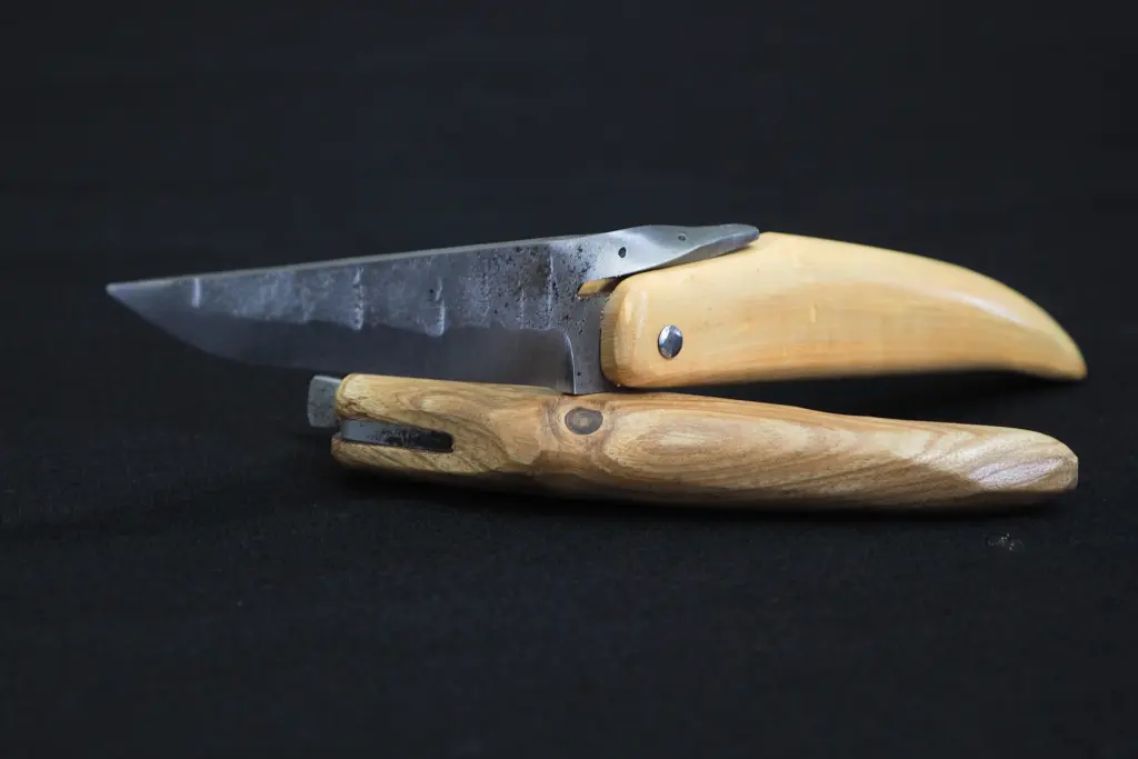 Barachin knife with a boxwood handle, forged and assembled by hand