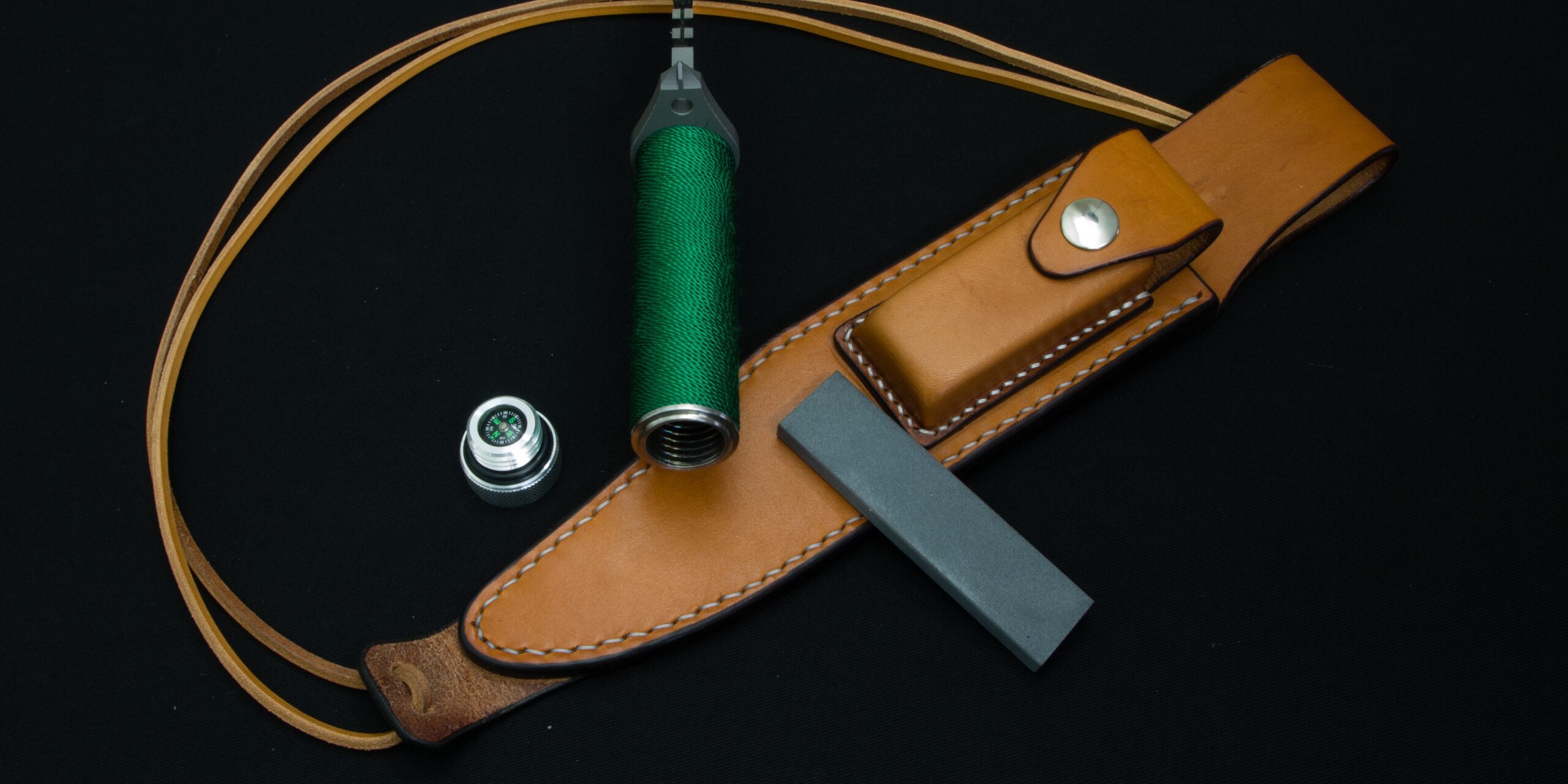 The kit for the First Blood replica: handle disassembled, compass, sharpening stone, sheath and thong