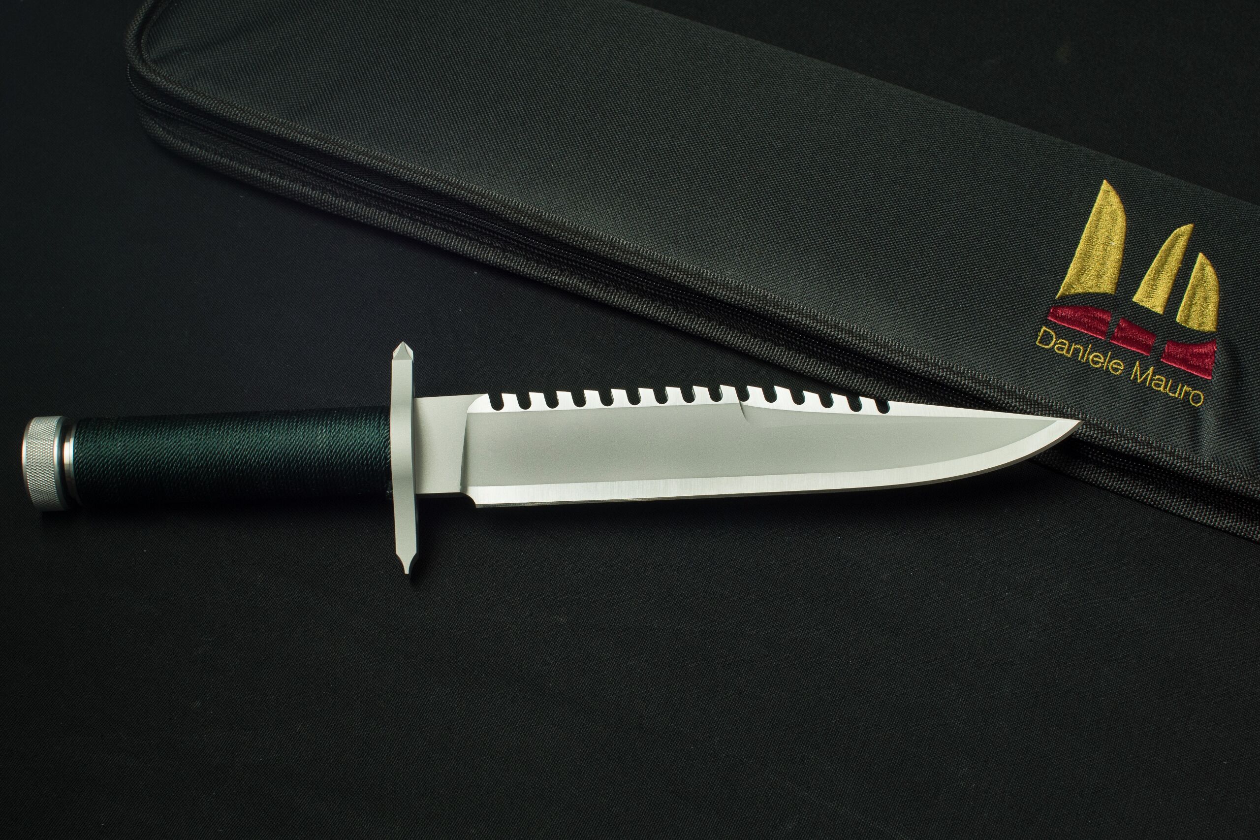 First Blood replica seen from the right, with the dark cord on the handle and the sawteeth on the spine