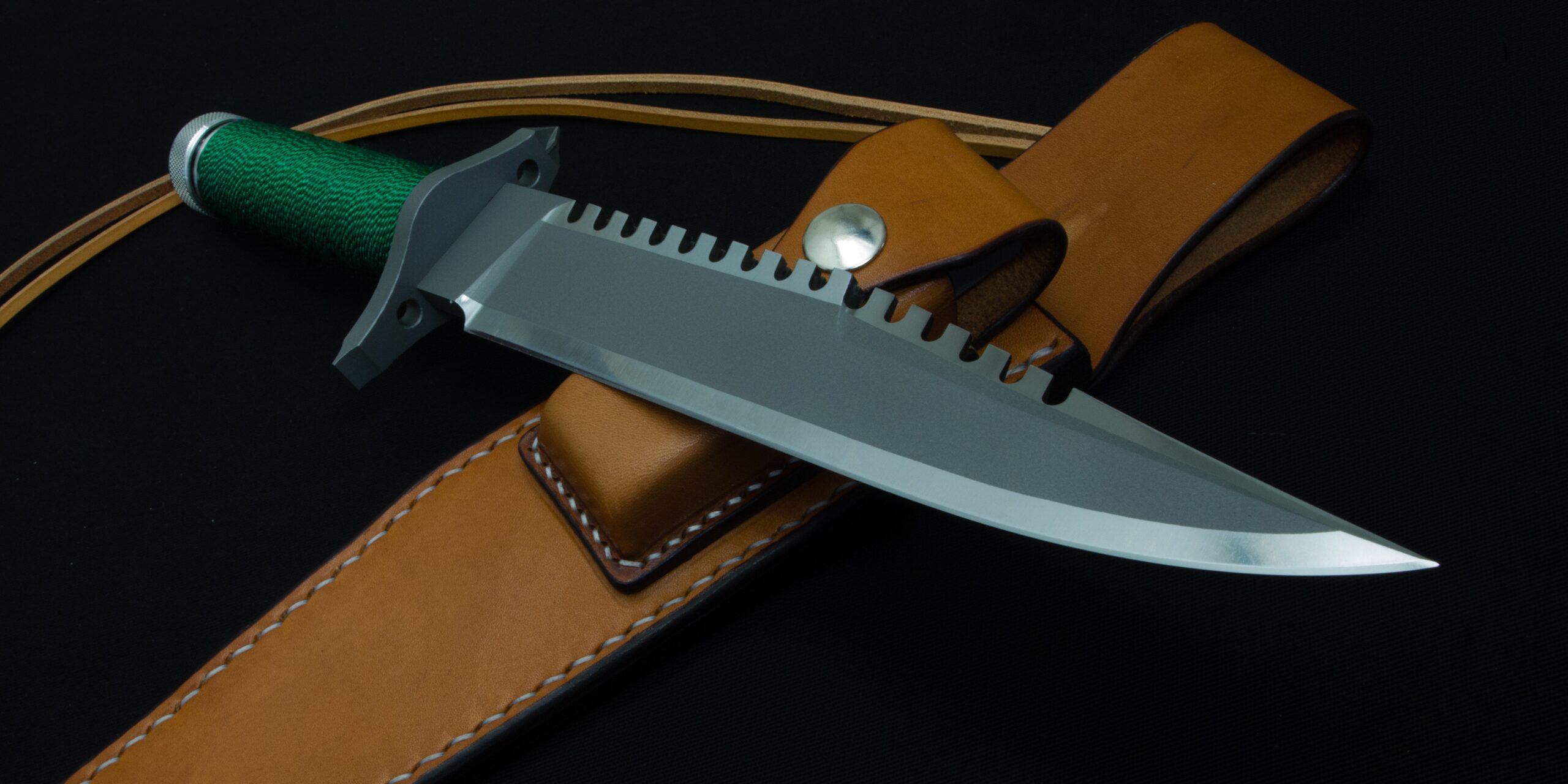 The point of the blade seen from the right, above the leather sheath