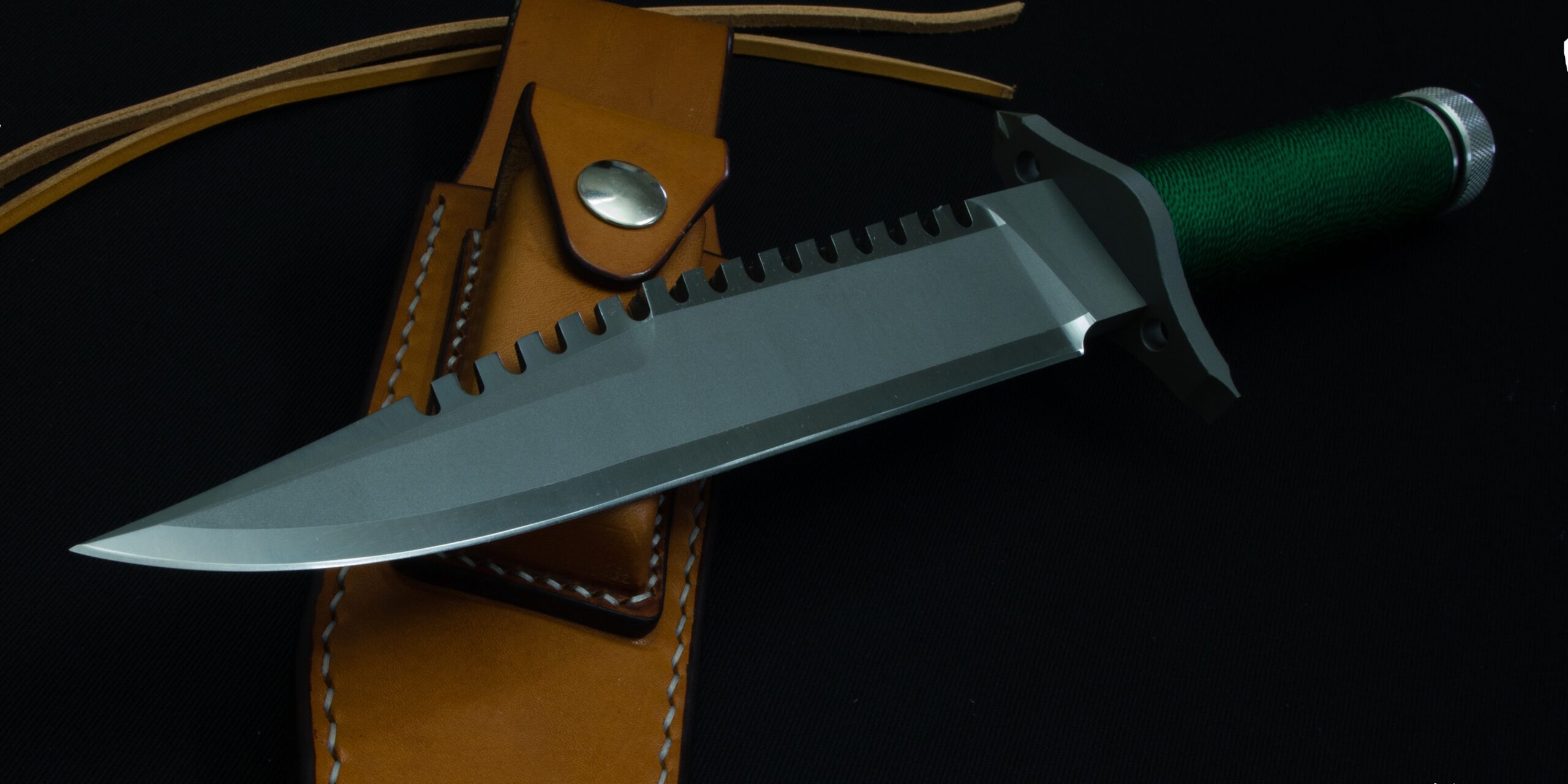 The point of the blade seen from the left, above the leather sheath