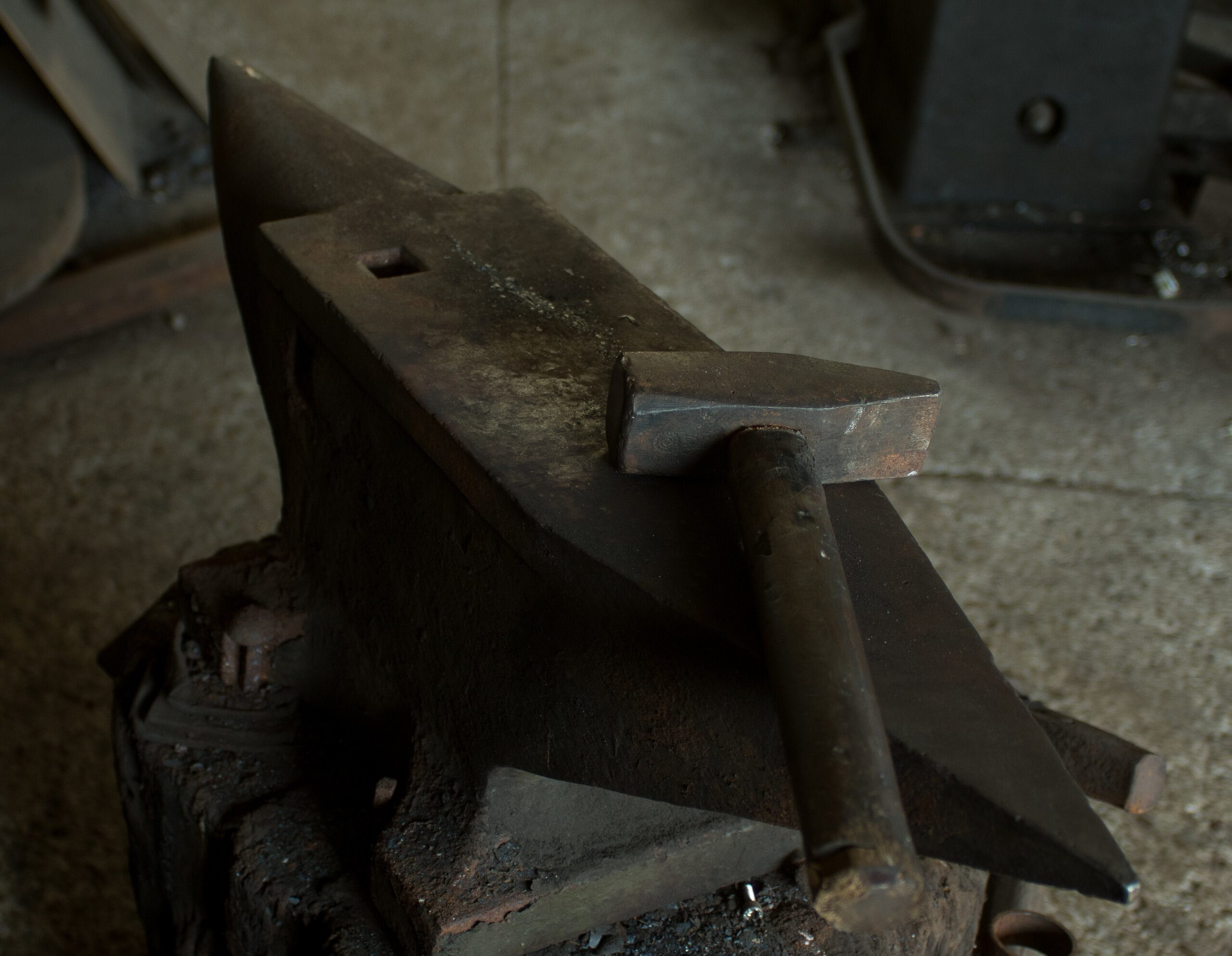 The anvil with the hammer resting on it, in the workshop