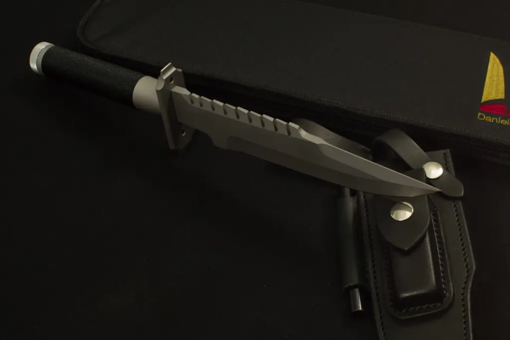 Replica of Jack Crain's LS-1 seen from above, with the spine of the blade, the saw and the leather sheath