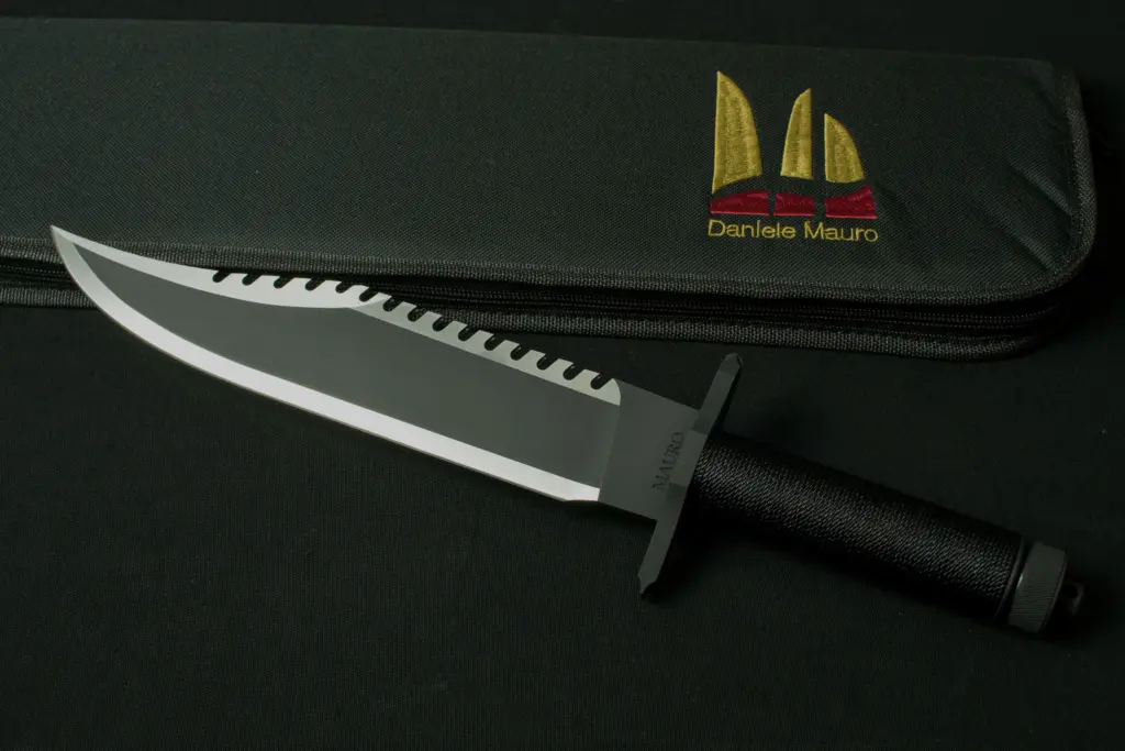 Left side of the blade: polished false edge, sawback and the MAURO engraving on the heel